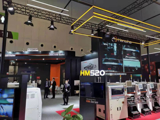 NEPCON CHINA 2021에 참가한 한화정밀기계의 칩마운터가 다양한 생산모드를 시연하고 있다. <한화정밀기계 제공>